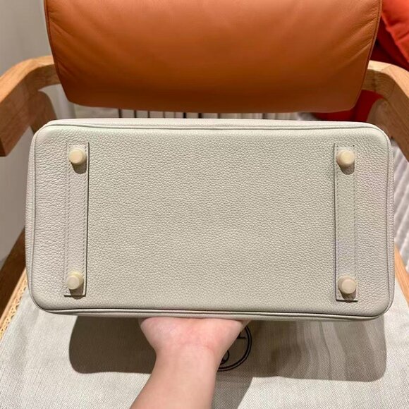 Classic Hermes Bag: A Stylish and Versatile Choice for Elegance - Picture 6 of 6